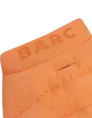 zoom sur le col de la doudoune orange logo marque Barc London