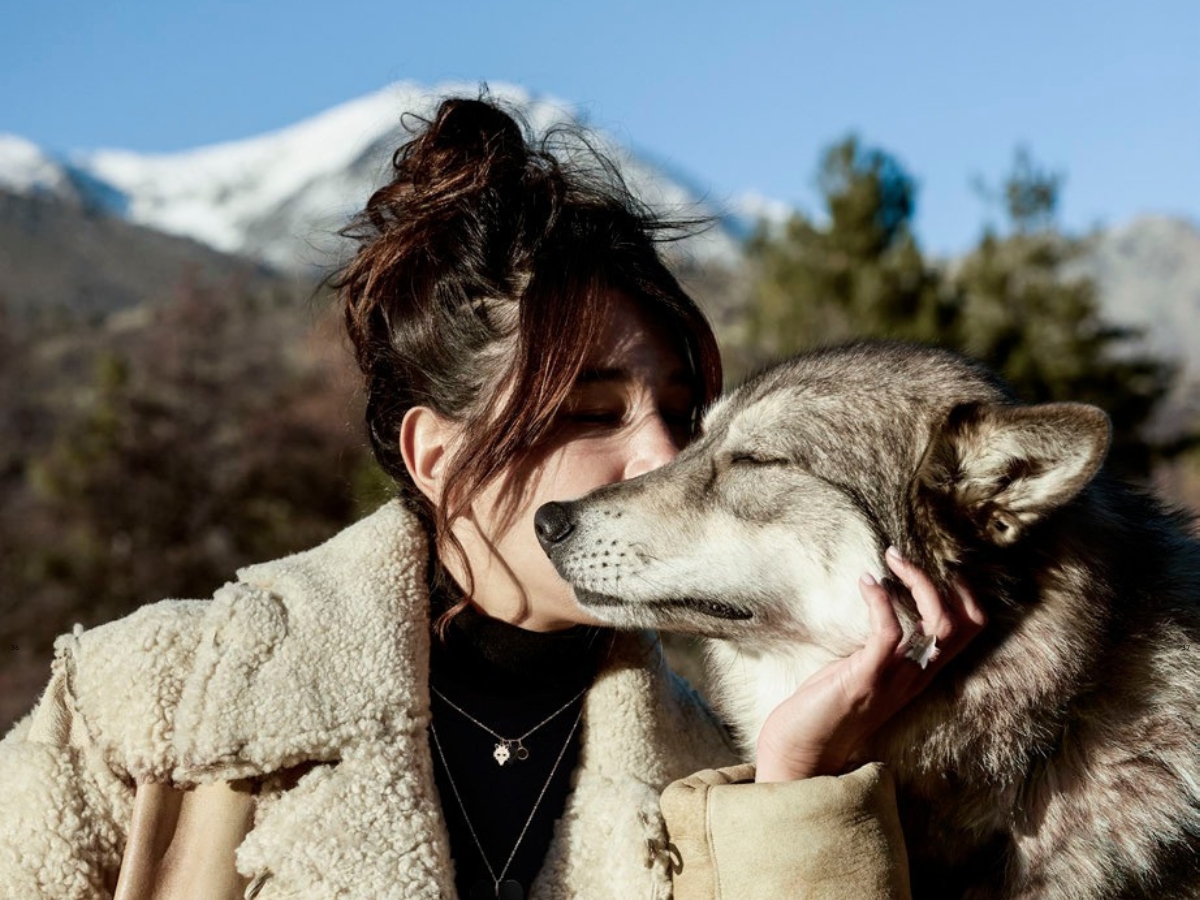 Pixie Martin embrasse Bella devant les montagnes du Niolu
